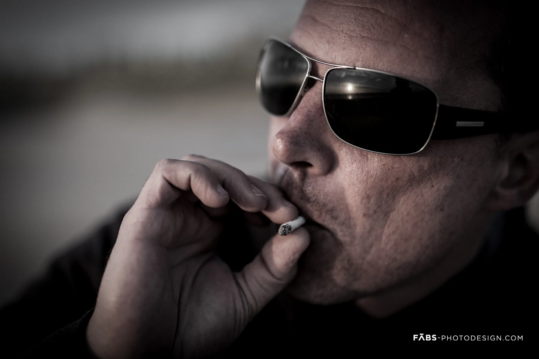 Schwarzweiß-Portrait mit Sonnenbrille