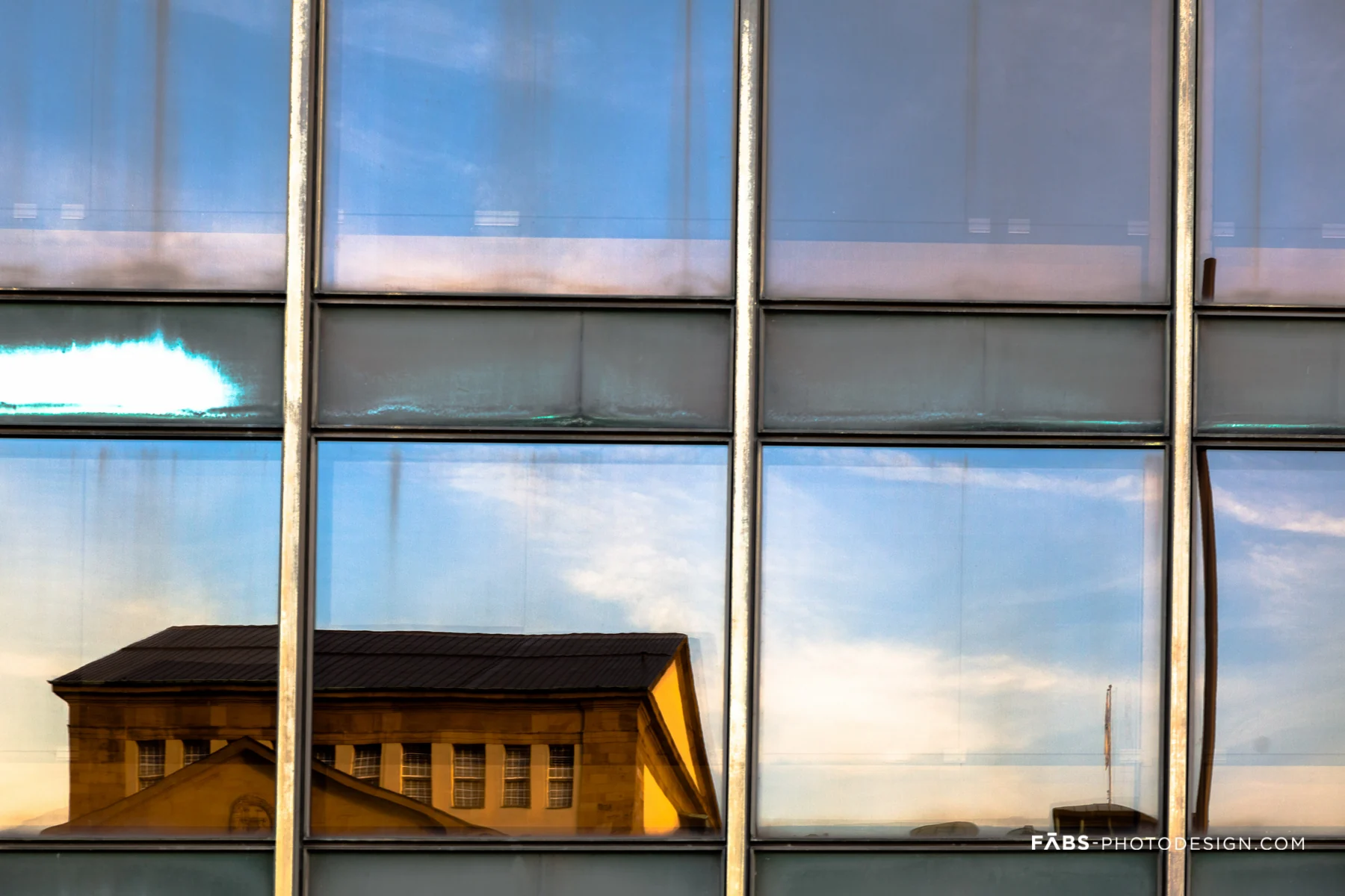 Architekturspiegelung mit blauem Himmel