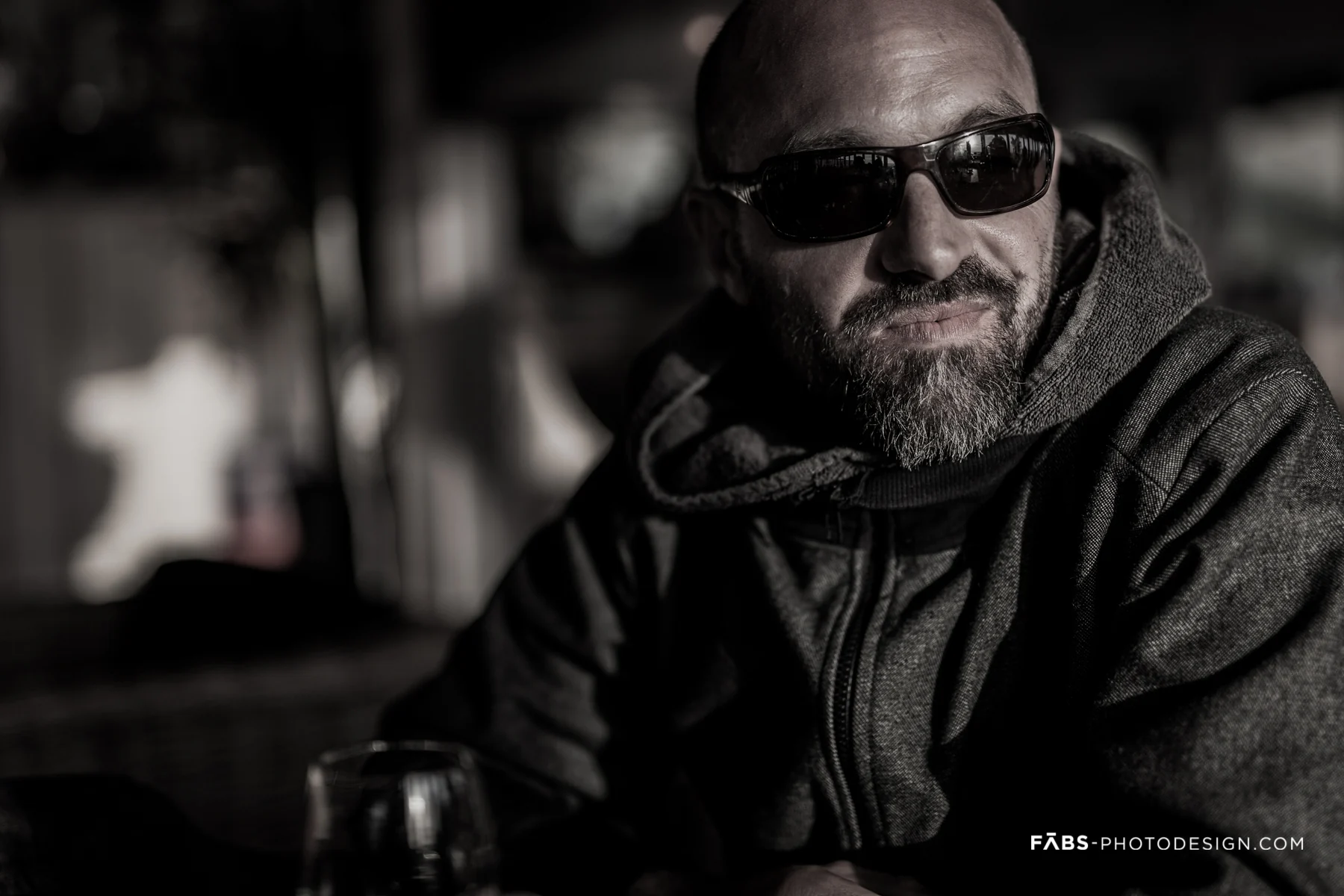 Schwarzweiß-Portrait in natürlicher Umgebung