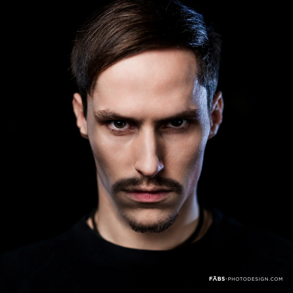 Studio-Portrait vor dunklem Hintergrund