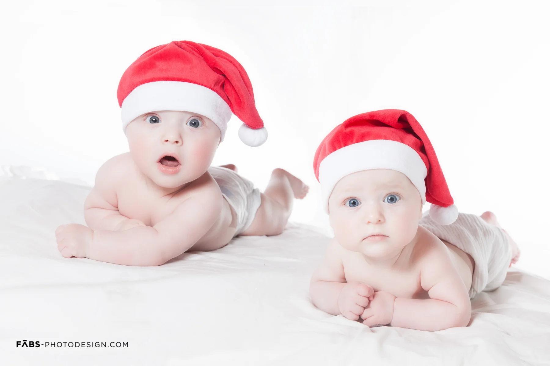 Zwei Babys vor hellem Hintergrund