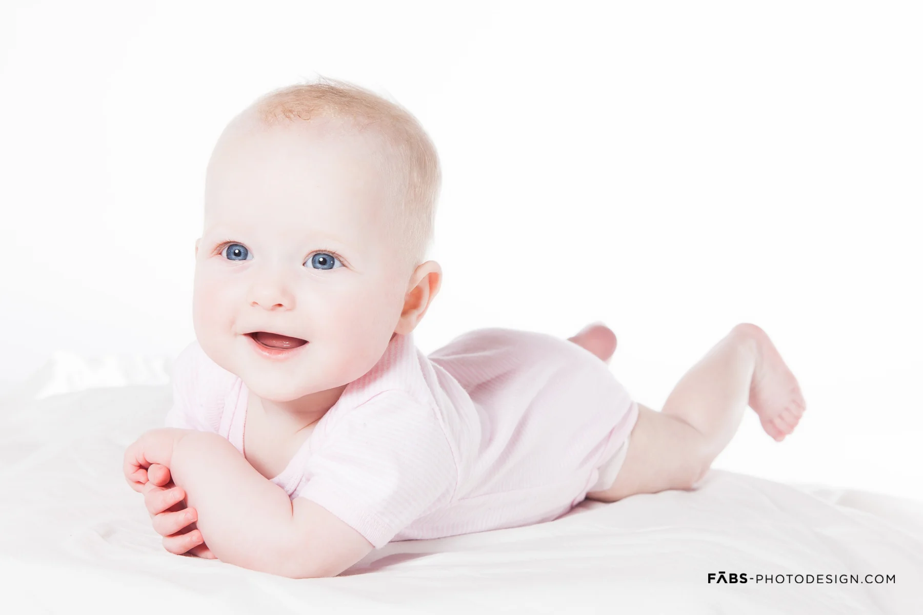 Baby-Portrait vor hellem Hintergrund